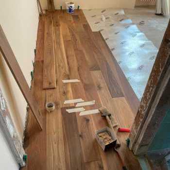 Parquet in noce nazionale naturale verniciato all'acqua